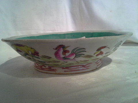 Chinese export pottery bowl painted with roosters