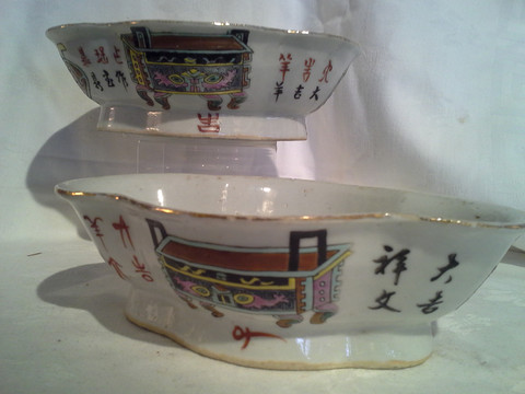 Chinese pair of quarter-foil dishes